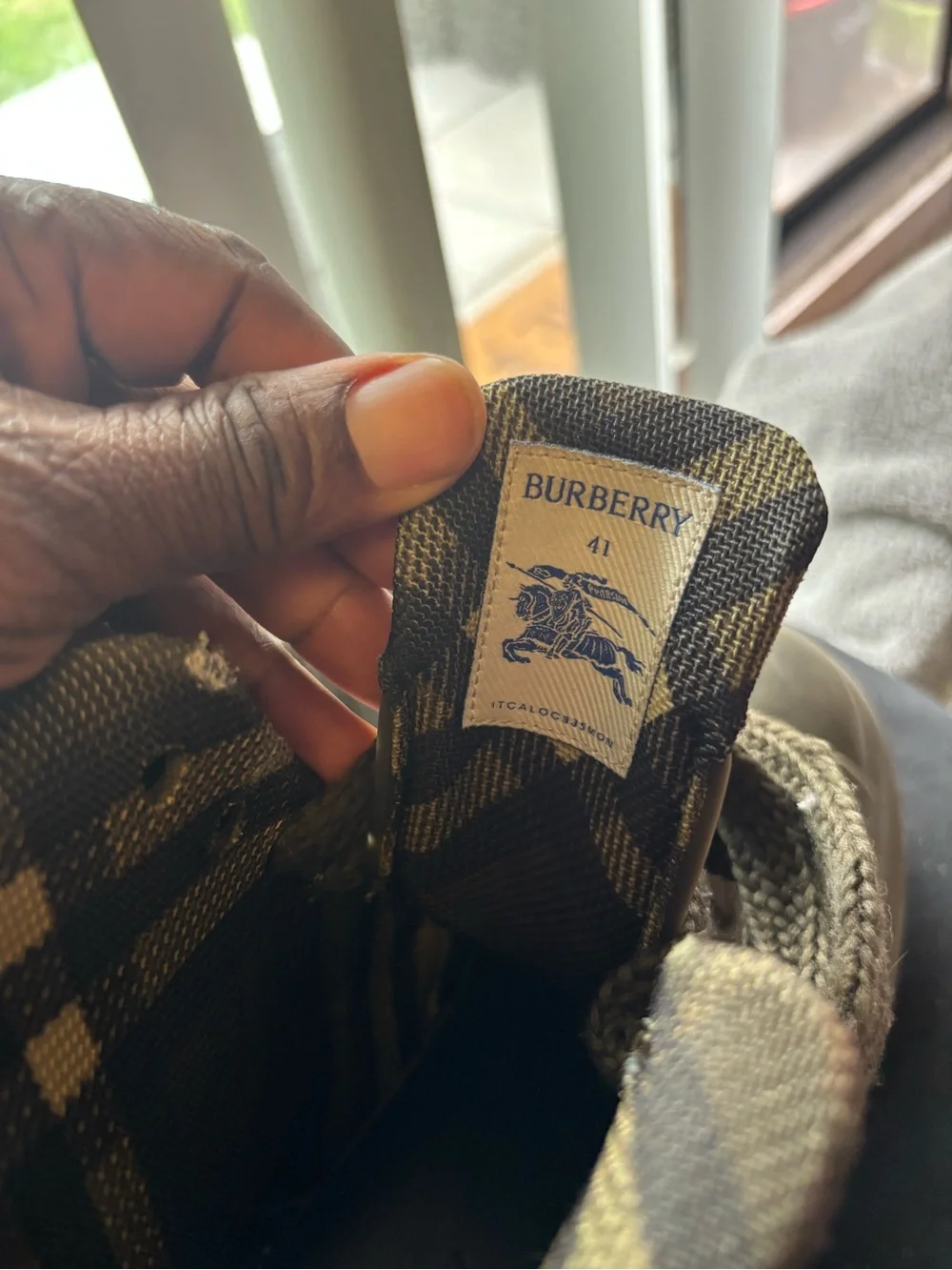 Authentic Men Burberry boot. Very beautiful for all occasions
